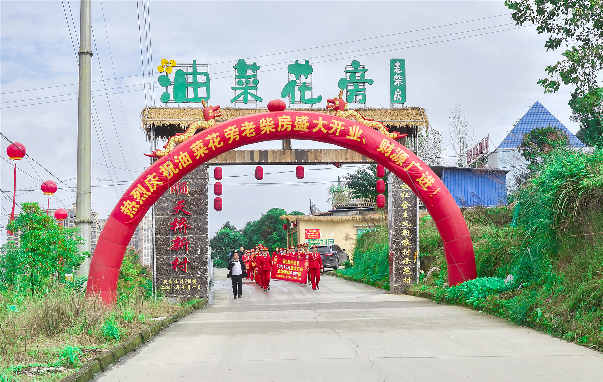油菜花旁老柴房丨带你回味80年代初的田园民俗文化