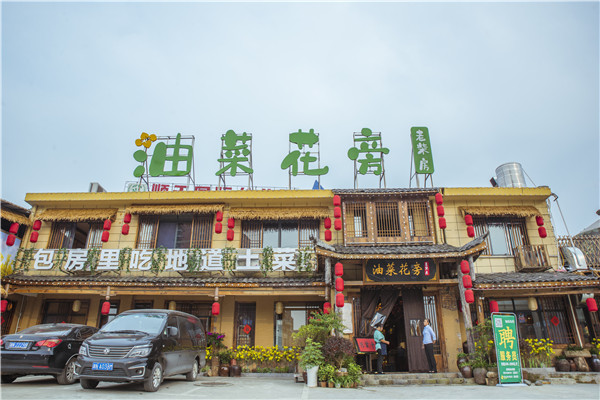 油菜花旁老柴房