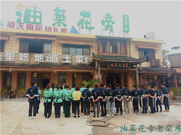 油菜花旁老柴房欢迎您