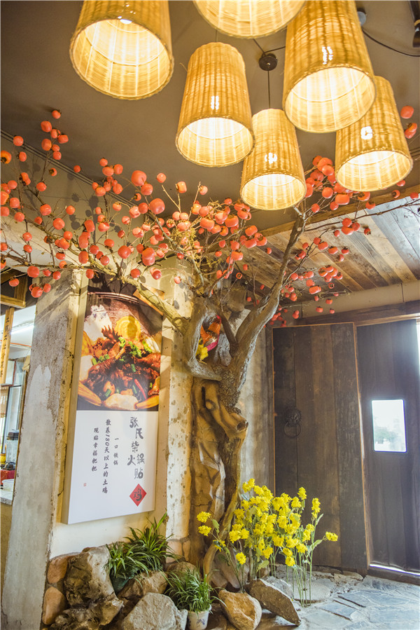 油菜花旁老柴房