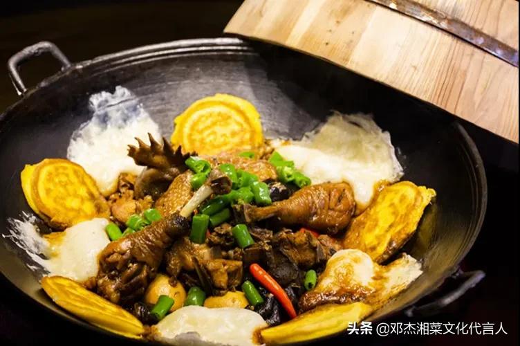 油菜花旁老柴房张氏柴火锅贴鸡