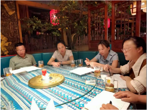 油菜花旁老柴房 经营管理会议