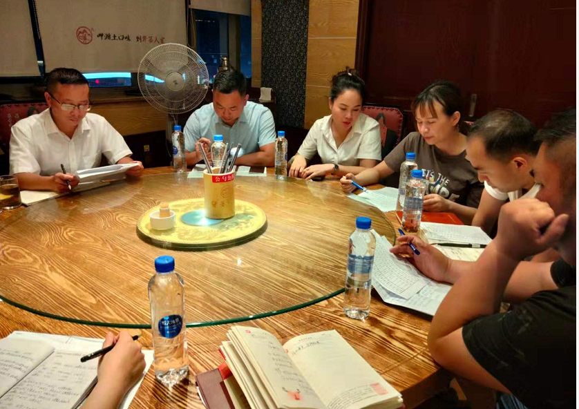 油菜花旁老柴房总部举行直营门店6月经营管理分析会
