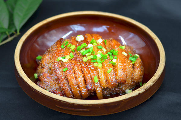 油菜花旁老柴房 乡里粉蒸肉