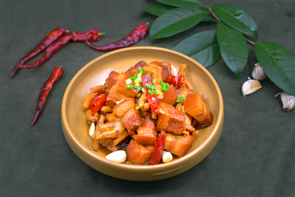 油菜花旁老柴房 红烧肉煨凤爪