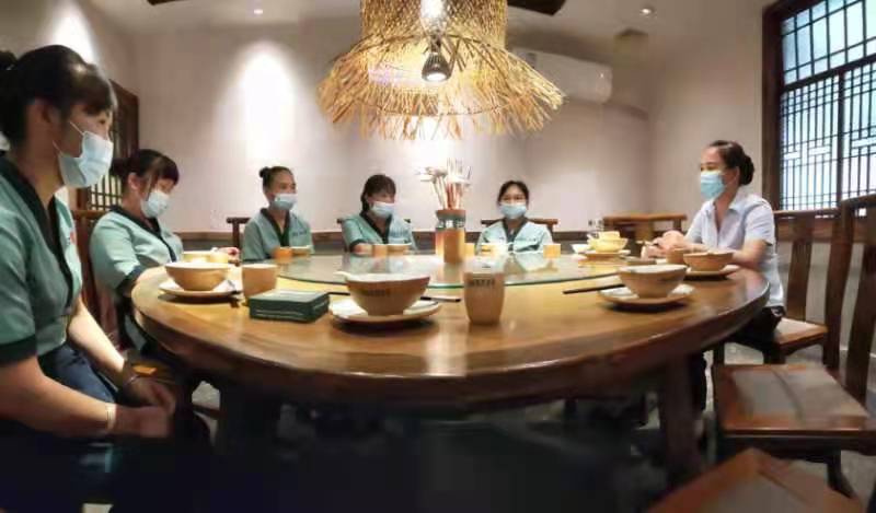 油菜花旁老柴房怀化店狠抓防疫培训工作 为门店规范经营助力