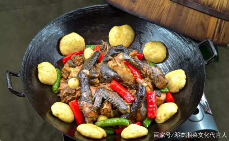 邓杰：油菜花旁老柴房，有世界上特有味道的鸡肴……