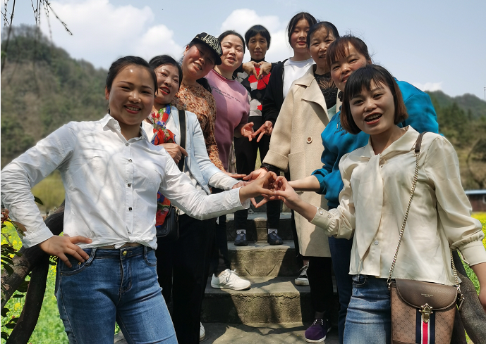 油菜花旁老柴房举行春季郊游互动活动 遍地油菜花享