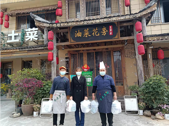 油菜花旁老柴房爱心传递 为怀化抗疫一线医护人员送暖心餐