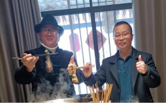 为什么张氏柴火锅贴鸡，让全怀化人都来油菜花旁老柴房打卡？