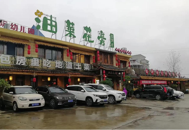 油菜花旁老柴房 欢迎您