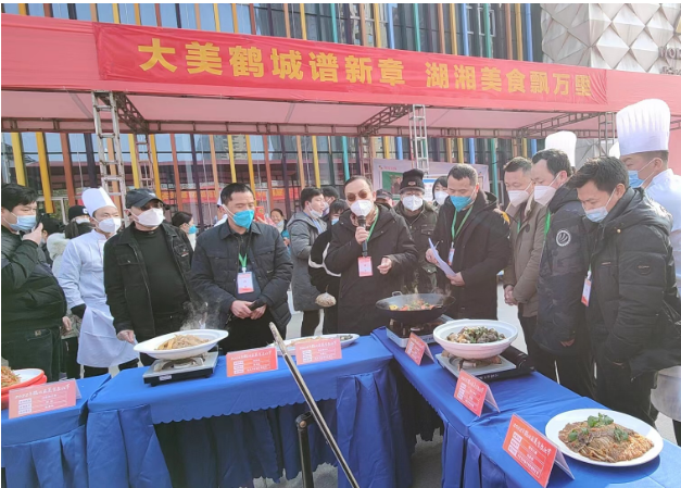 油菜花旁老柴房 张氏柴火锅贴鸡
