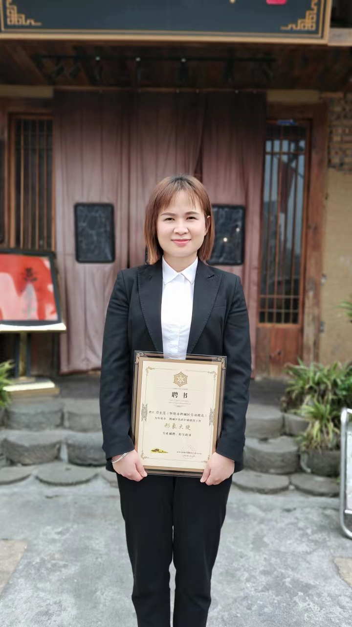 油菜花旁覃小芳受聘为怀化市、鹤城区铁路护路联防工作“形象大使”