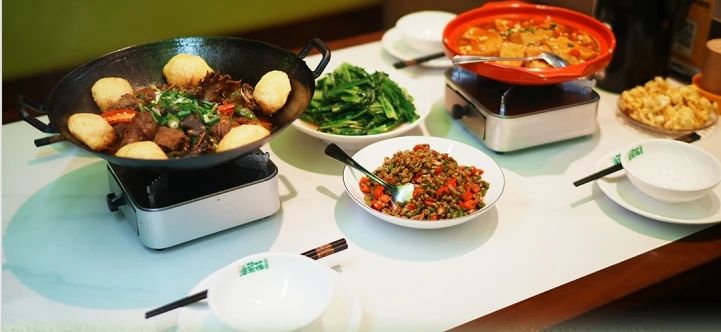 油菜花旁老柴房