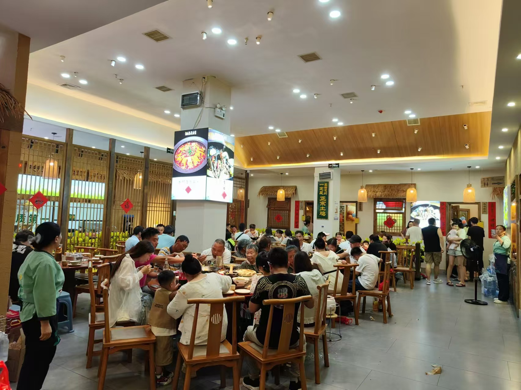 暑期档 油菜花旁老柴房各店暑期各类宴席火爆预定中