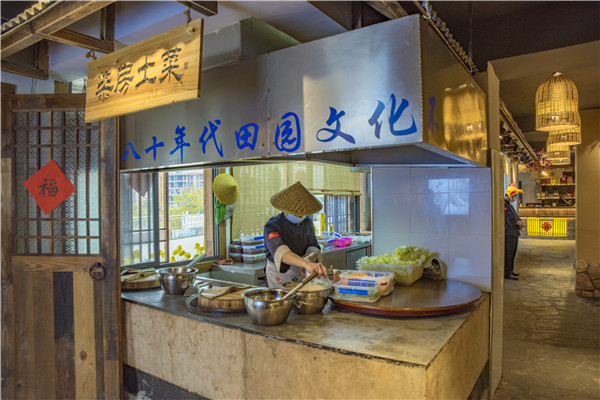 油菜花旁老柴房
